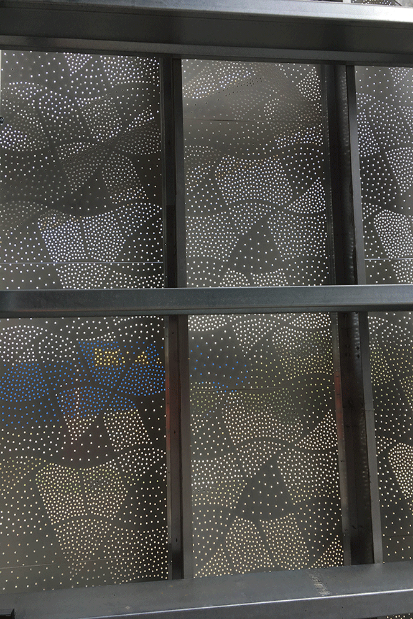 Panneaux en tôle perforée décorative vu de derrière sur le chantier du Steel à Saint Etienne