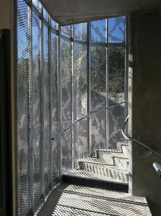 Vue intérieure de la cage d'escalier avec un aperçu de la transparence de la tôle perfo.