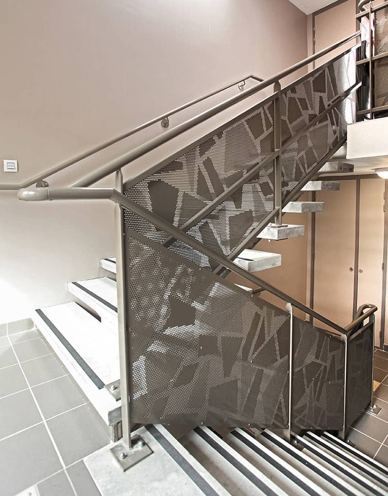 Escalier habiller de tole perforée décorative avec un motif aléatoire