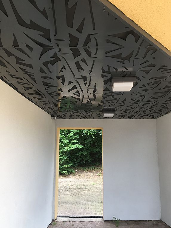 Plafond en tôle ajourée décorative au motif bambou fait sur mesure pour le bâtiment.