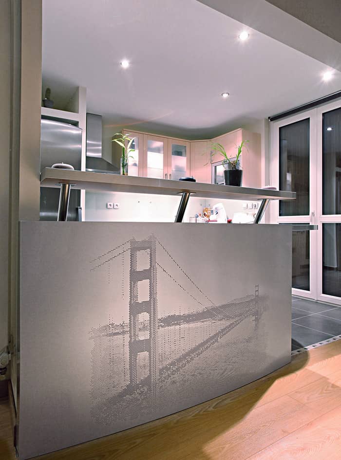 Pont de San Francisco en reproduction visuelle sur tole perforee pour un comptoir de particulier