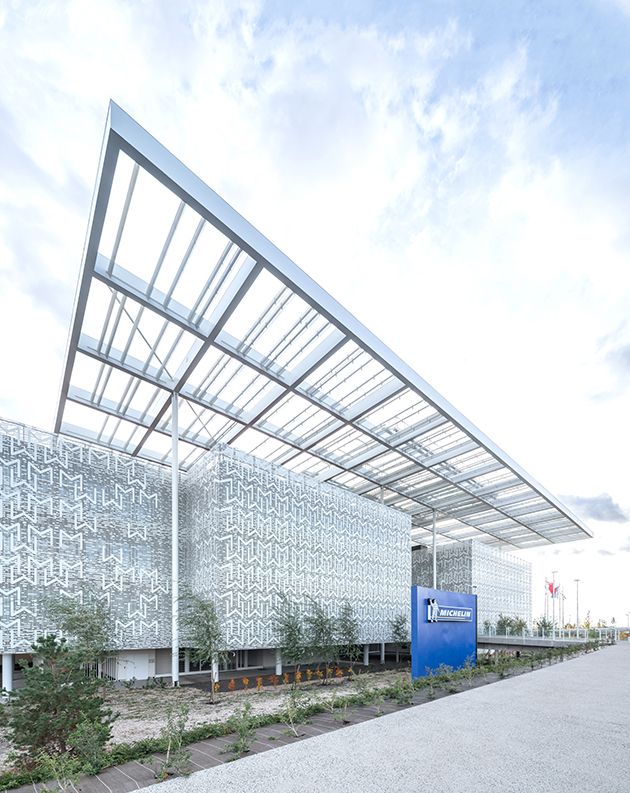 Auvent et façade personnalisée en tole perforée sur mesure du Centre RDI Michelin.