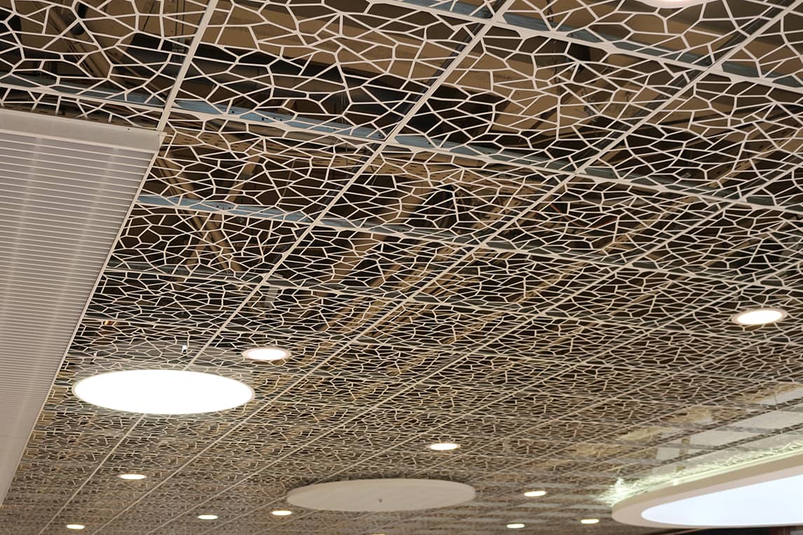 Tôles d'aluminium découpées laser pour habillage de plafond.