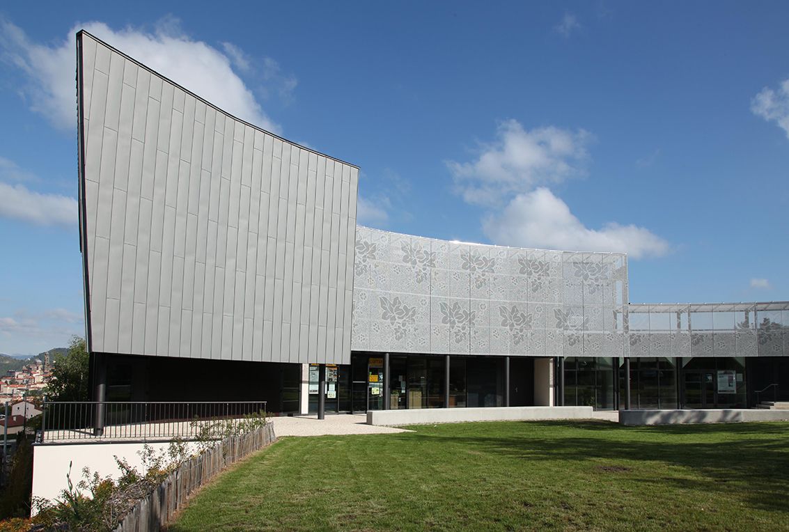 Façade architecturale en tole perforée décorative du centre Guitard du Puy-en-Velay.